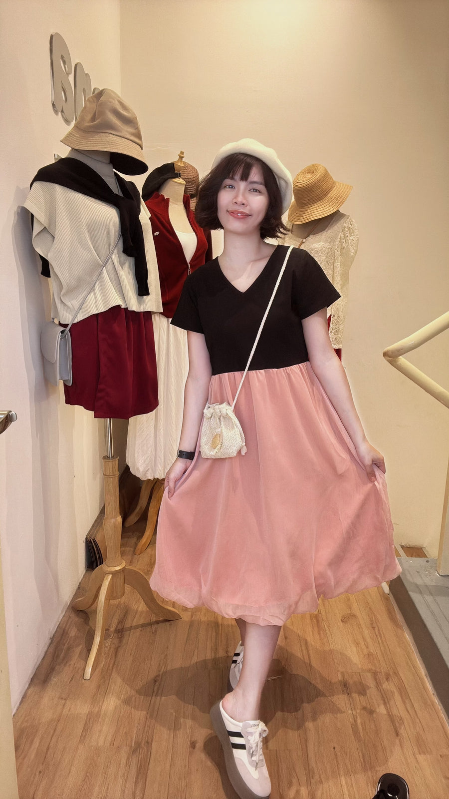 V领下摆网纱泡泡连身裙