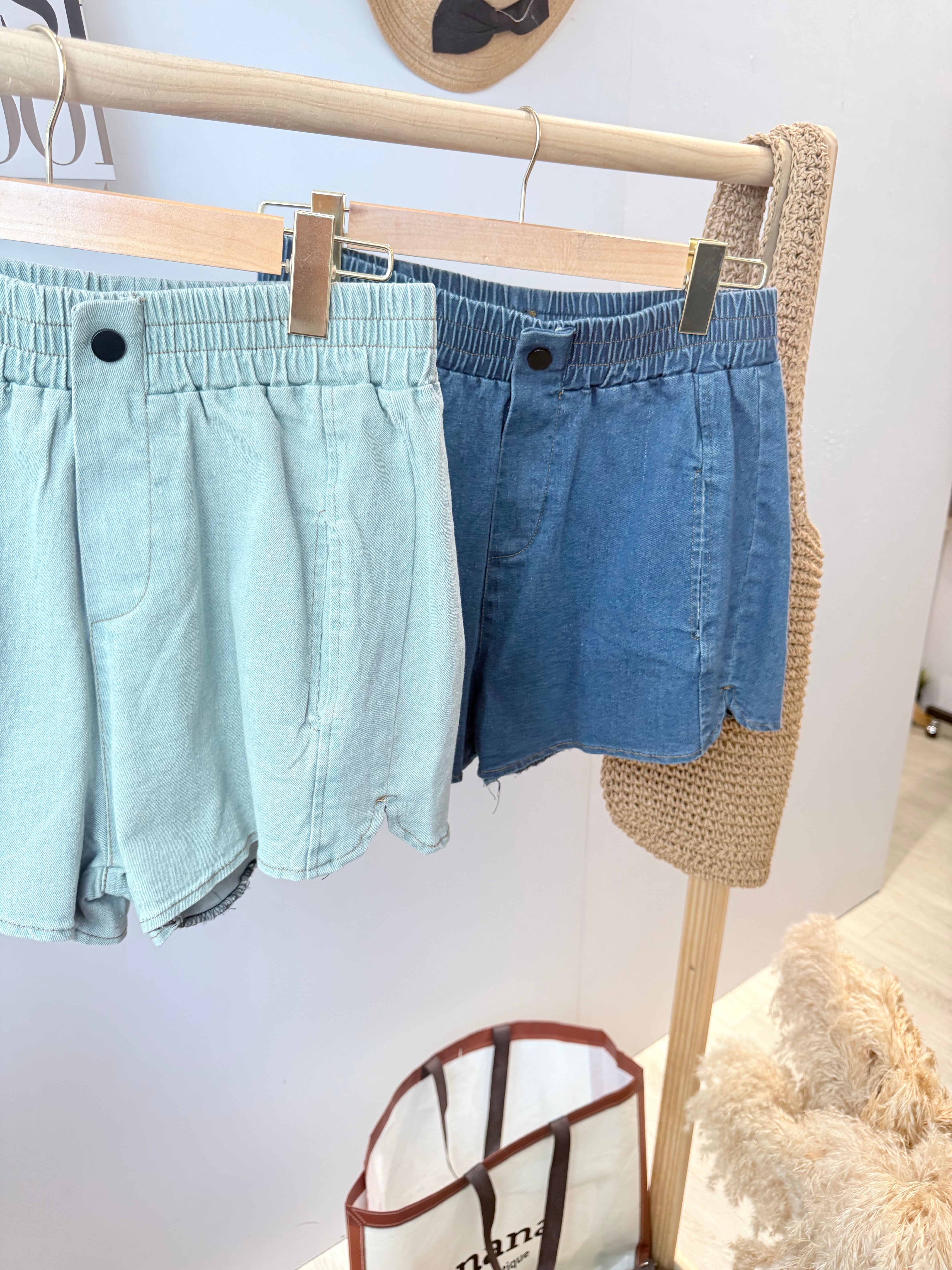 牛仔松紧腰微弹短裤