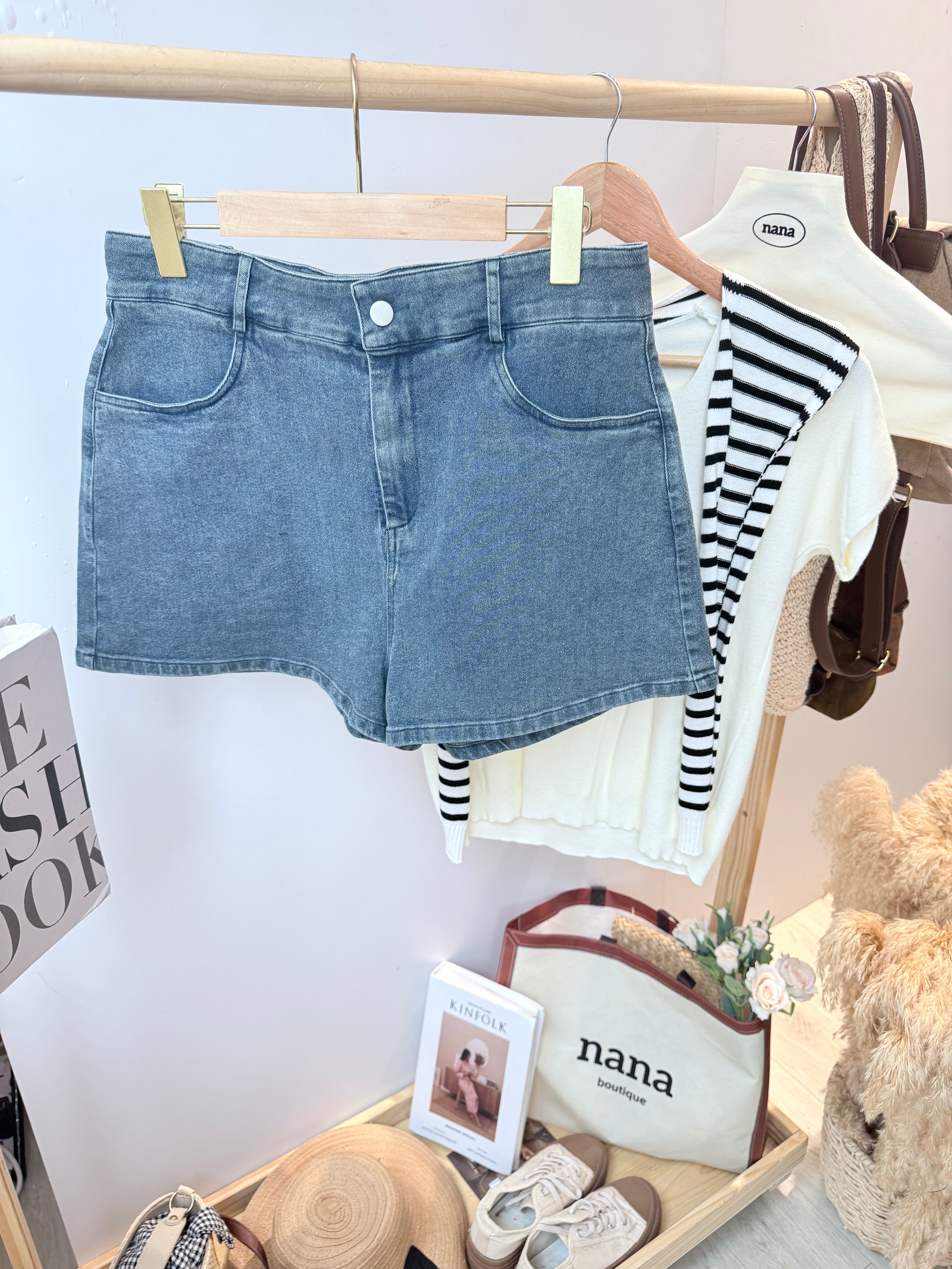 弹力牛仔高腰短裤