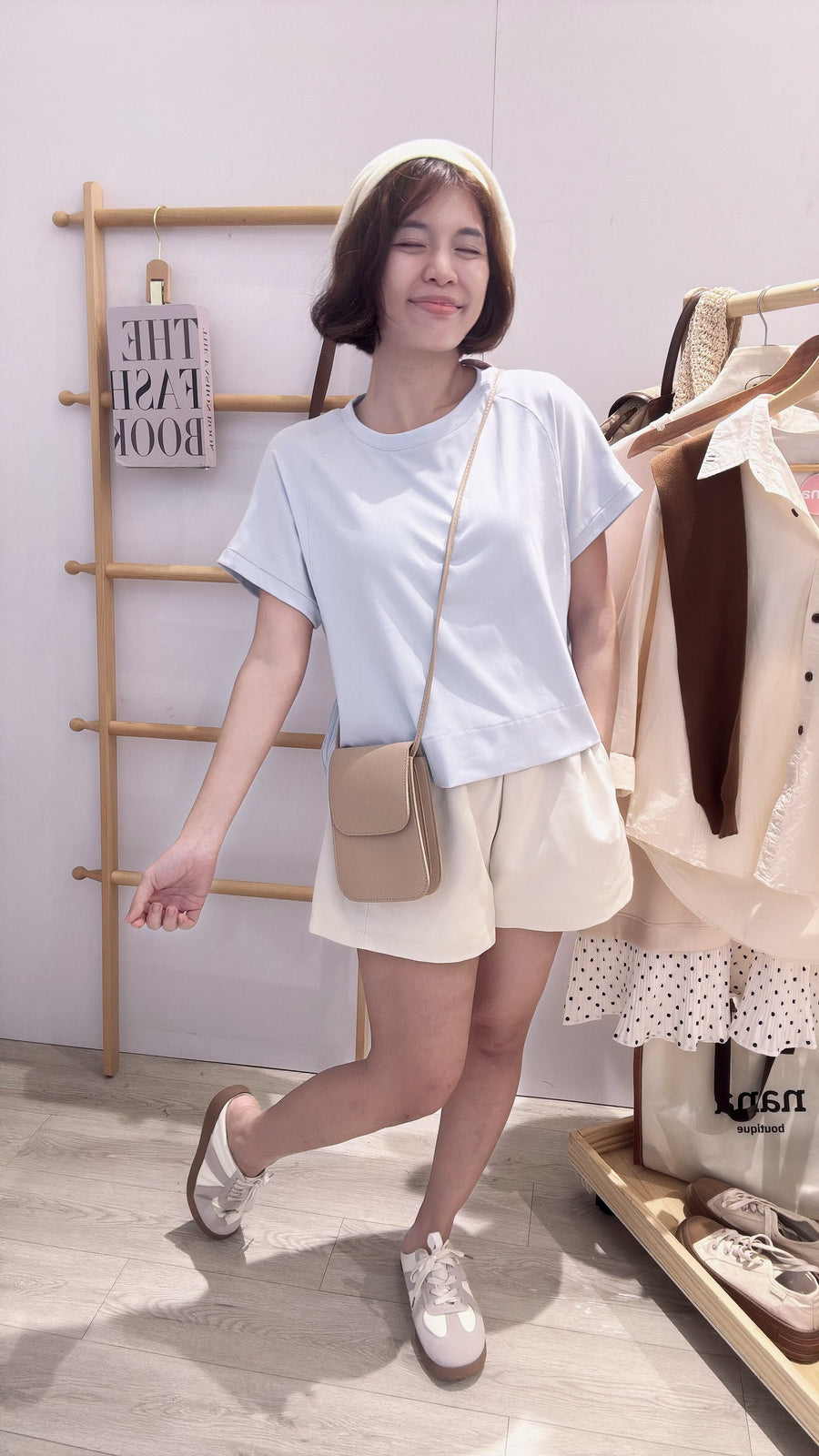 单色圆领短版上衣