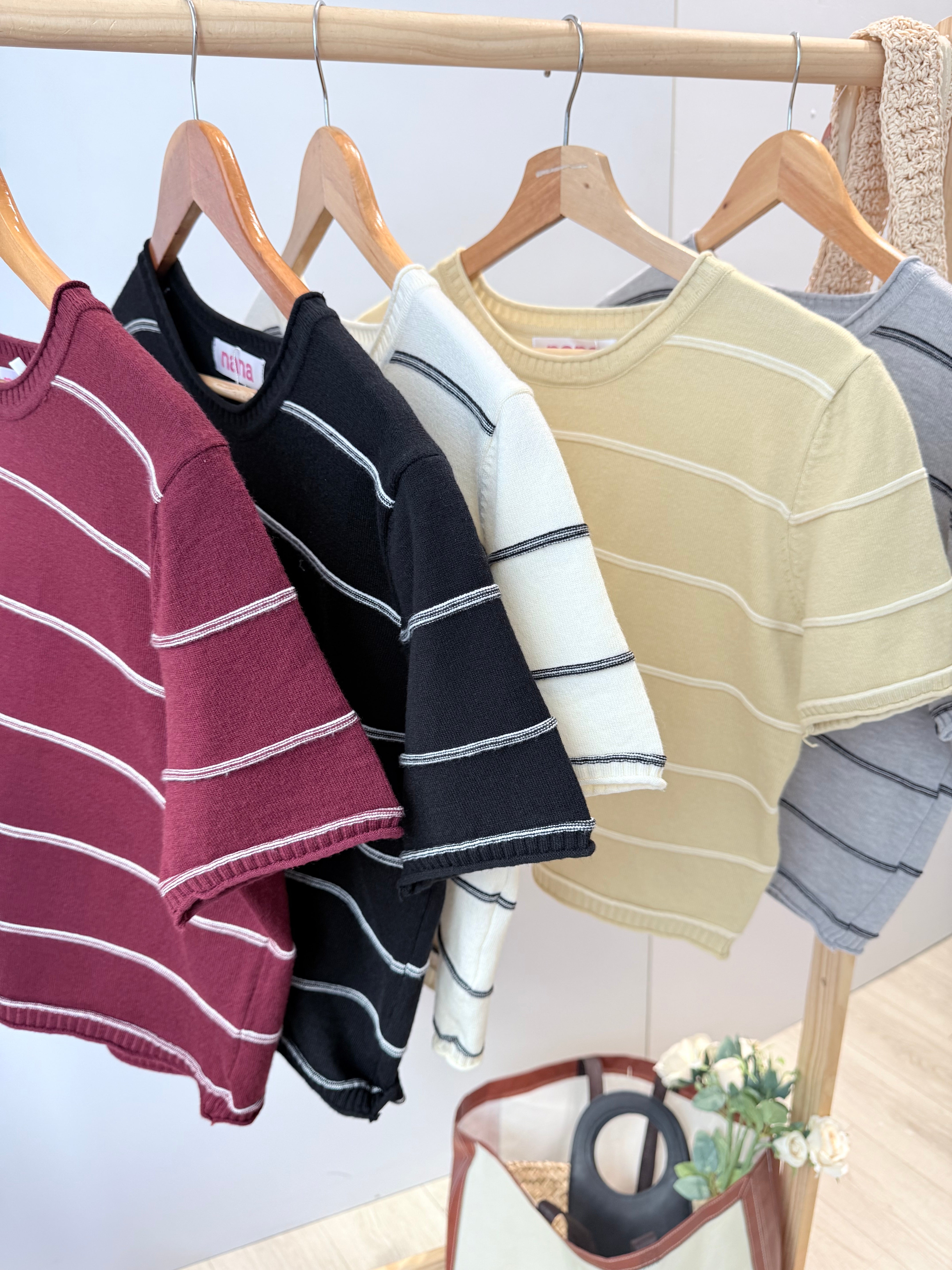 横线条柔软针织上衣