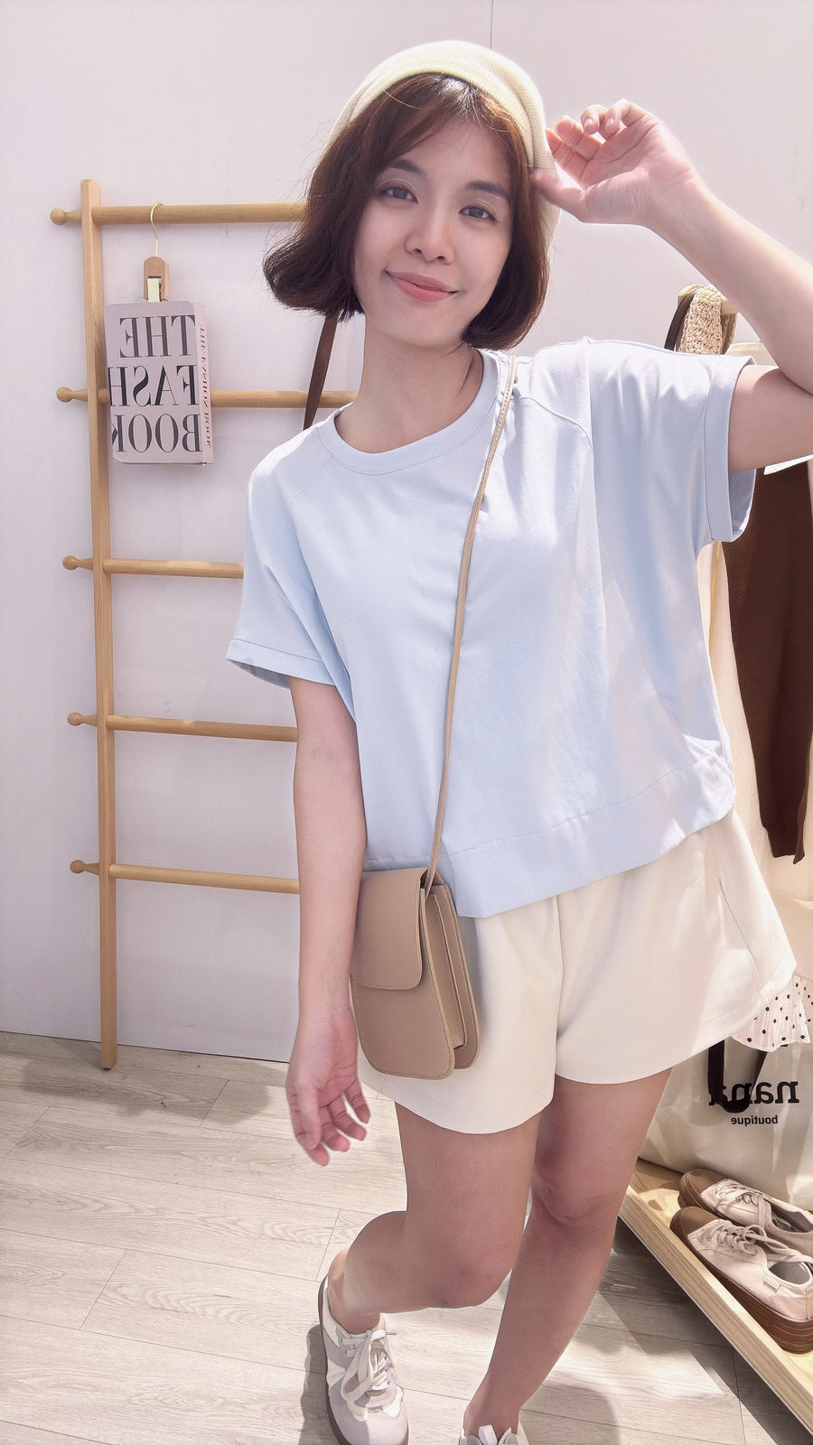 单色圆领短版上衣