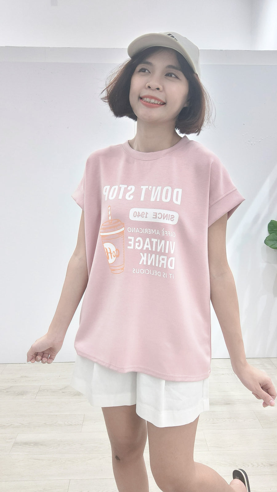 字母图案出袖上衣