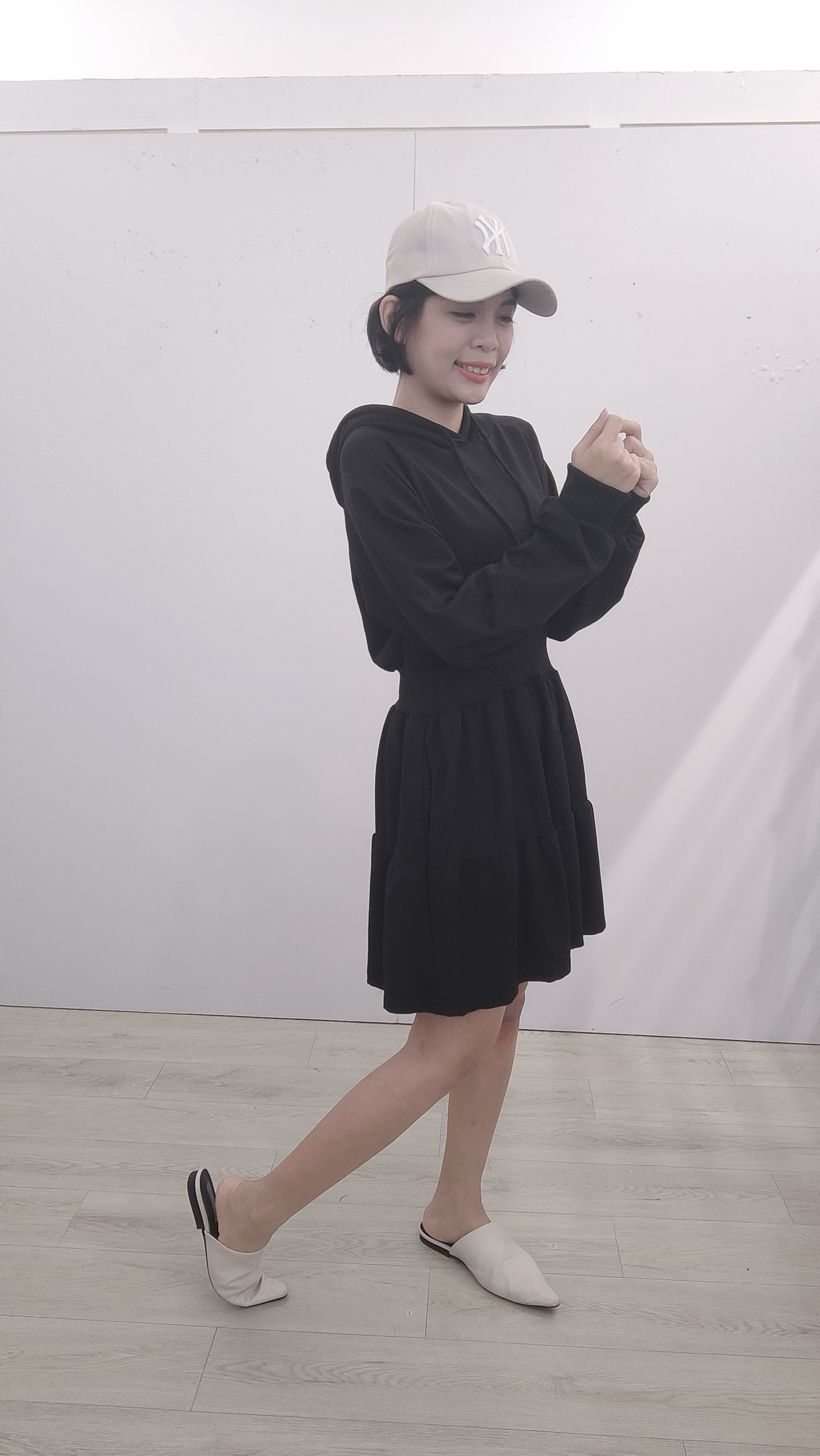 帽子卫衣收腰蛋糕短套裙