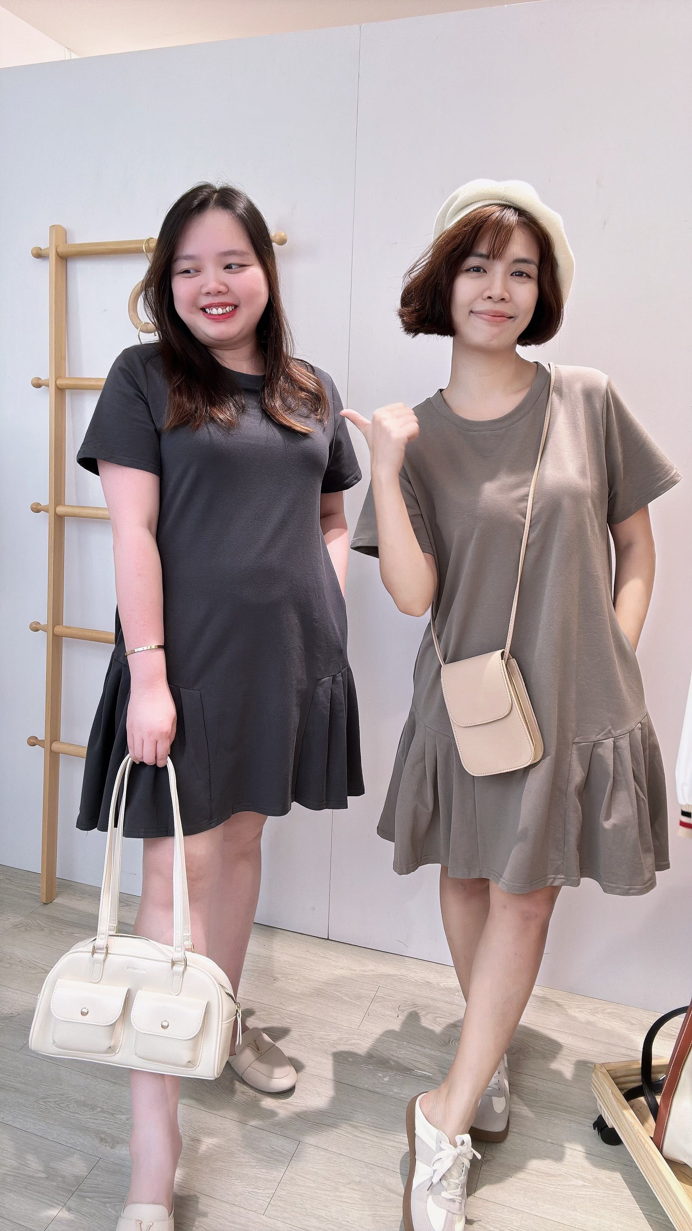 棉质下微百褶短连身裙