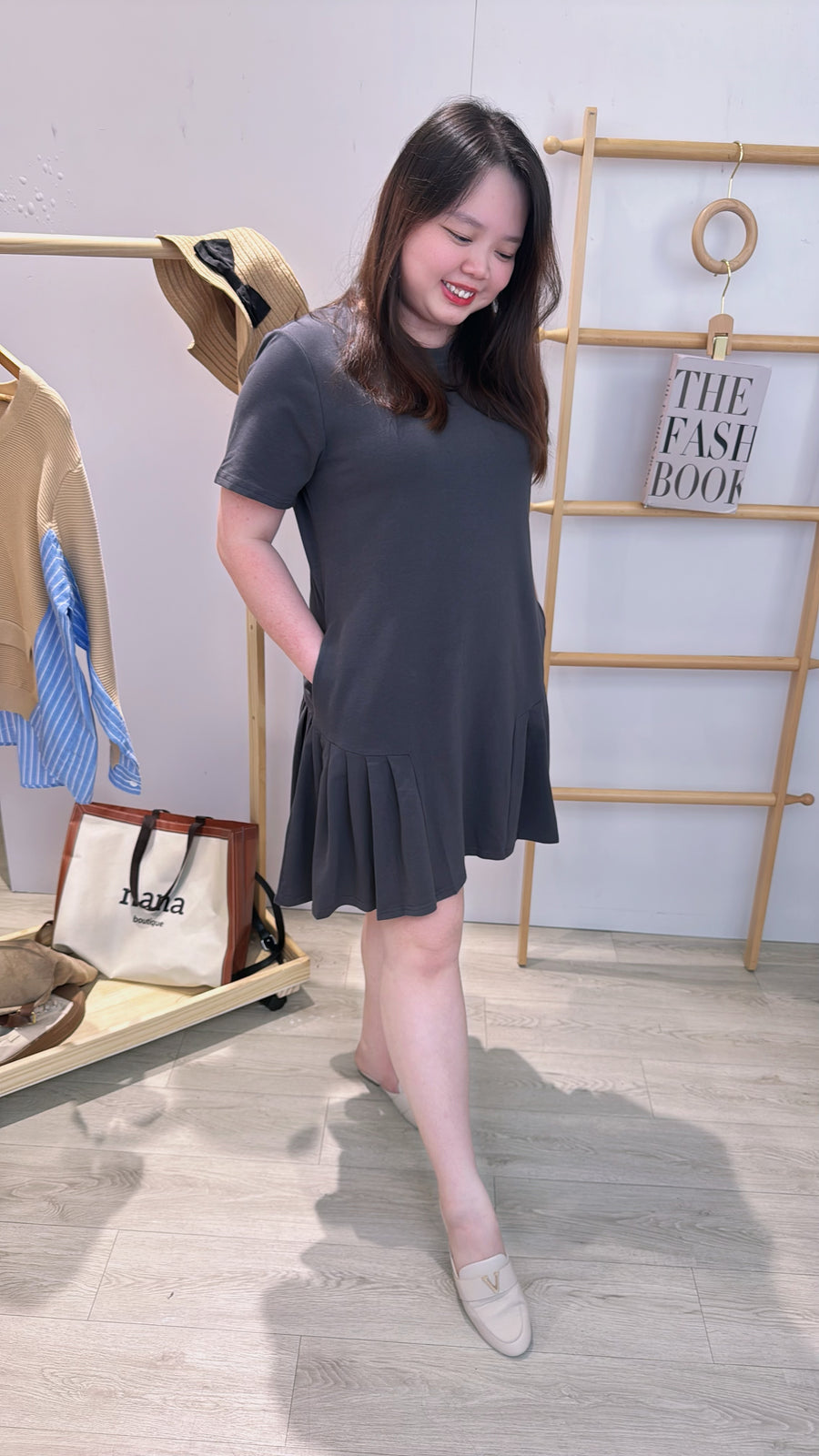 棉质下微百褶短连身裙