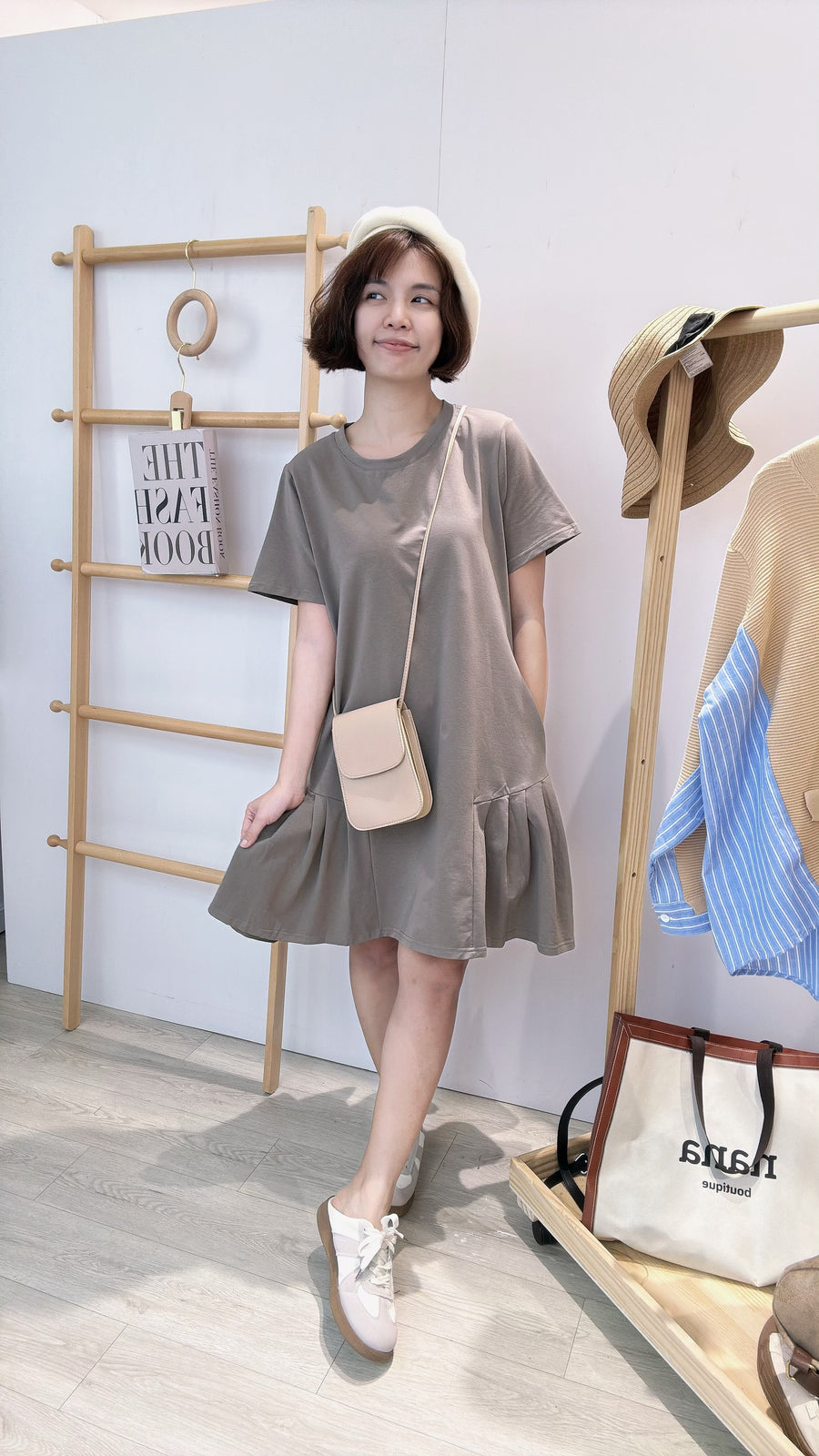 棉质下微百褶短连身裙