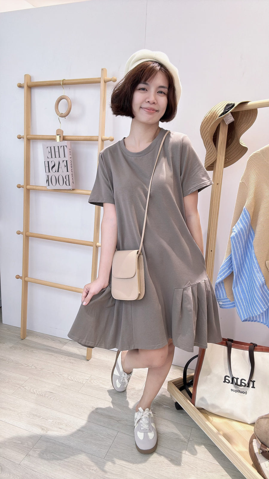 棉质下微百褶短连身裙