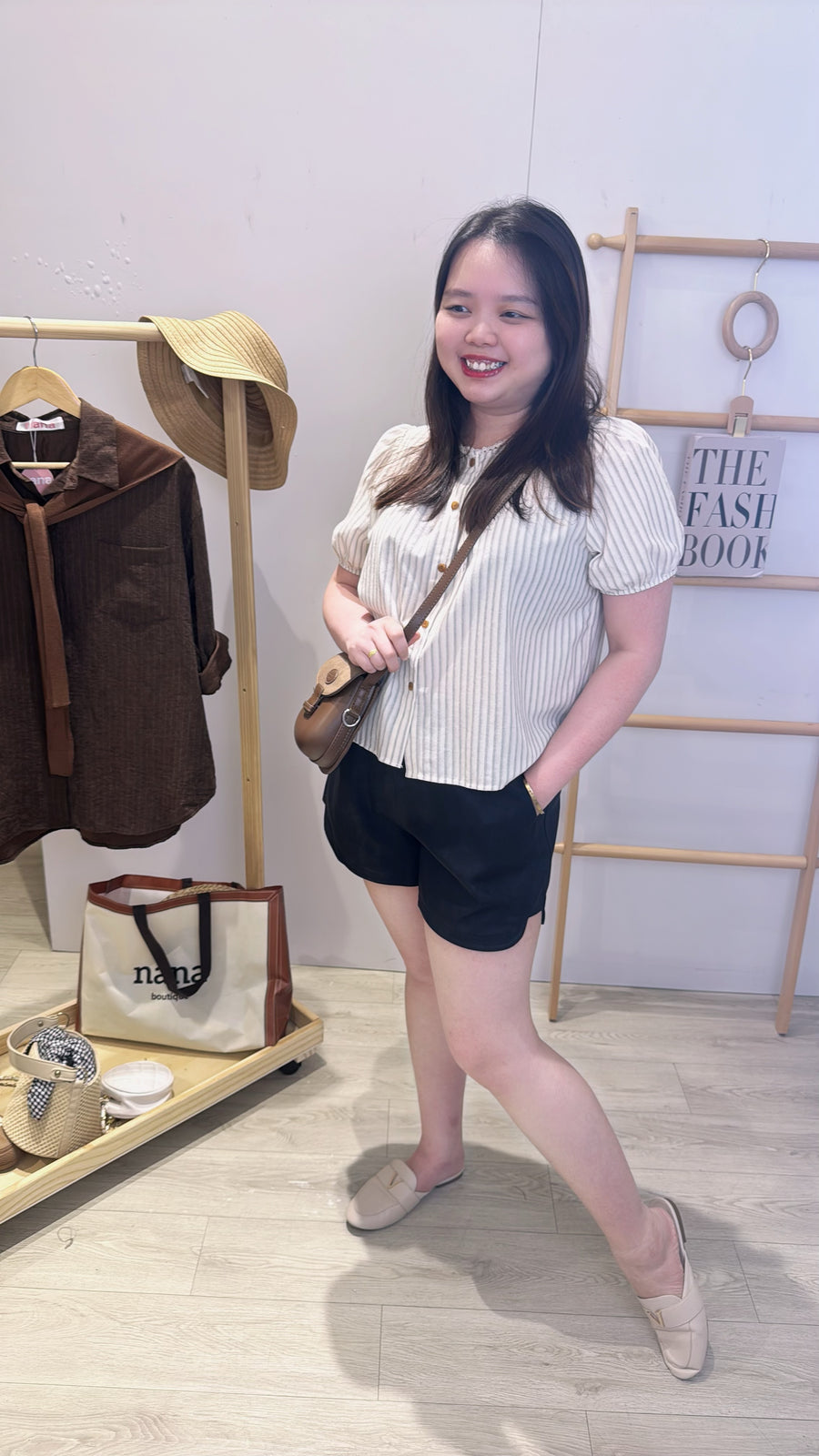 直线条泡泡袖上衣