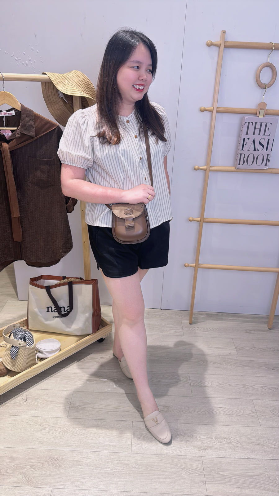 直线条泡泡袖上衣