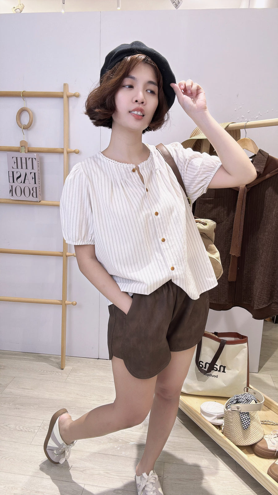 直线条泡泡袖上衣