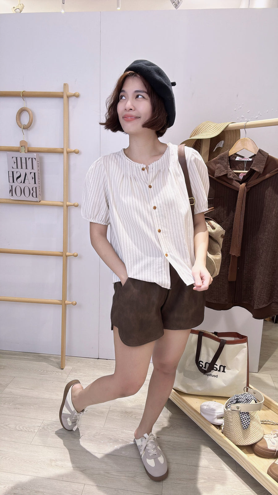 直线条泡泡袖上衣