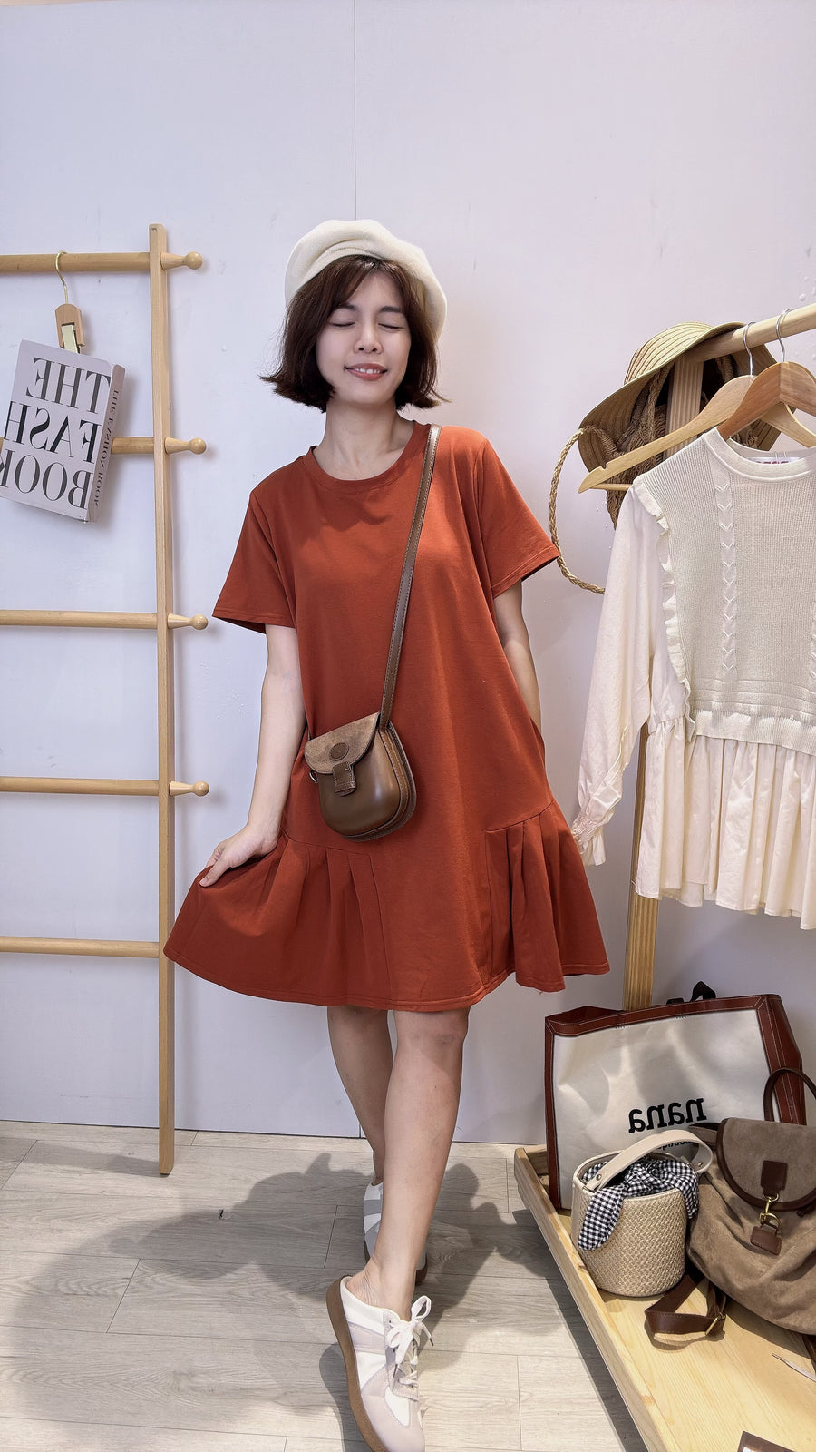 棉质下微百褶短连身裙