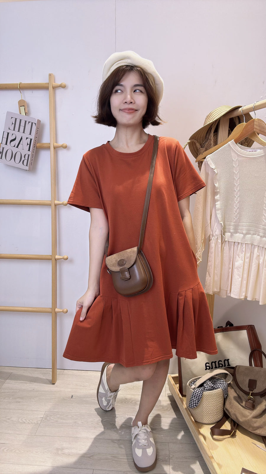 棉质下微百褶短连身裙