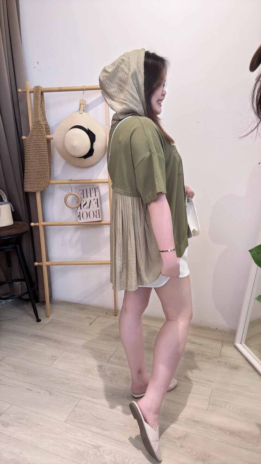 滚珠棉连帽后百褶宽松上衣