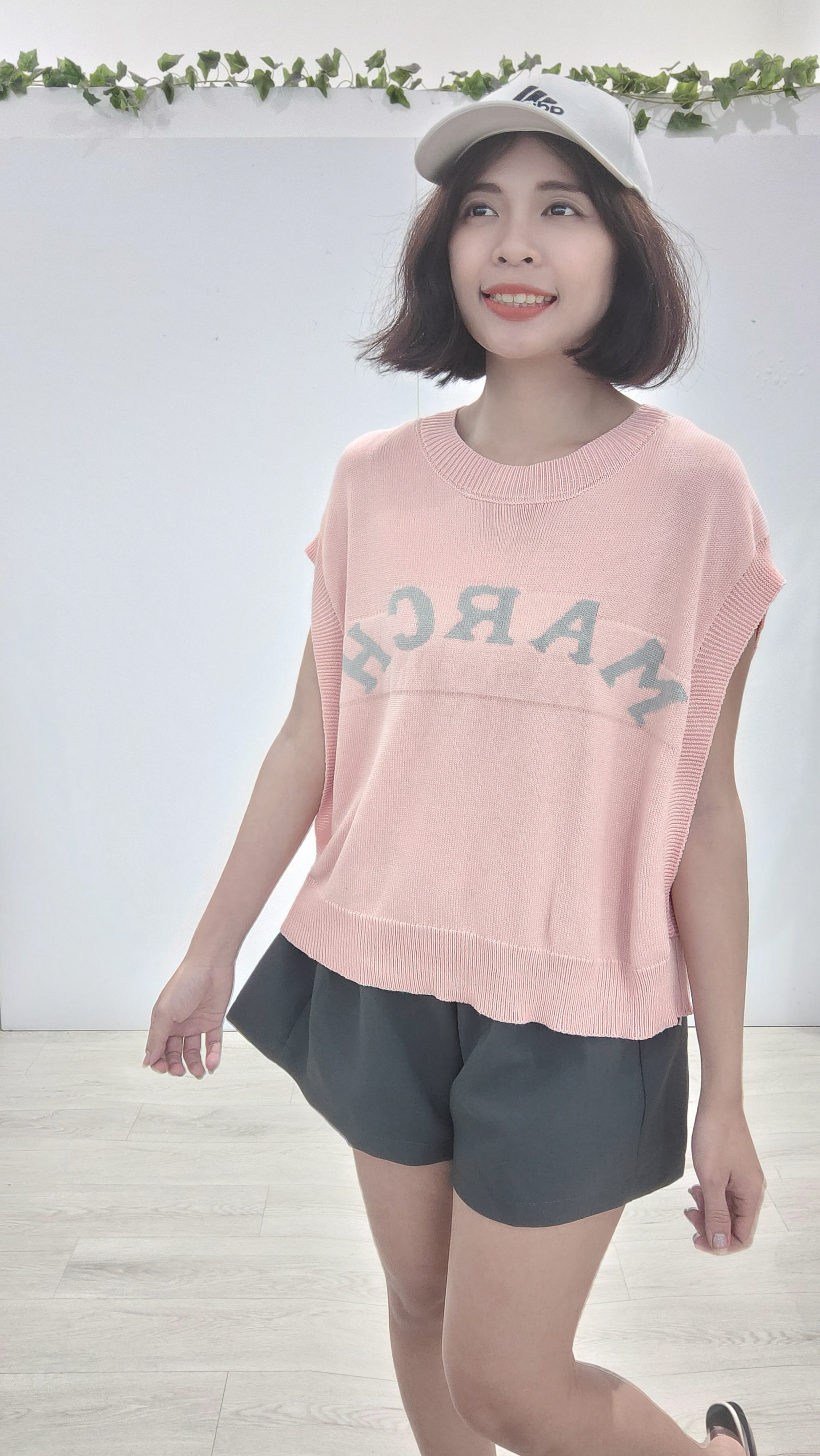 甜美色字母针织马甲上衣
