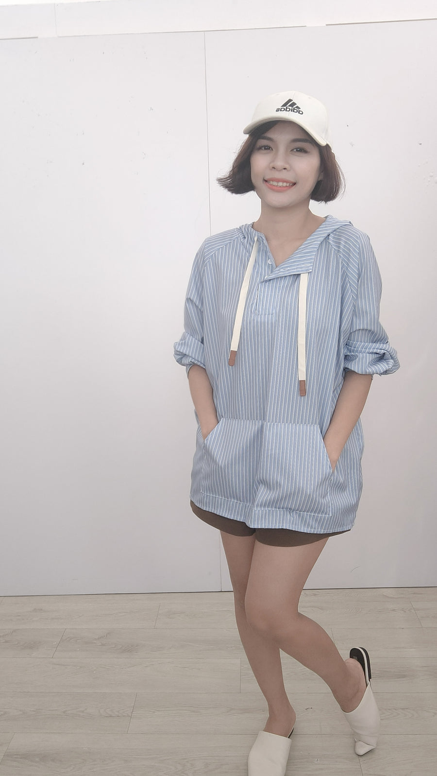 线条连帽滑布上衣