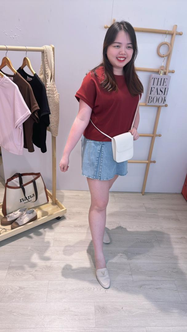 单色圆领短版上衣