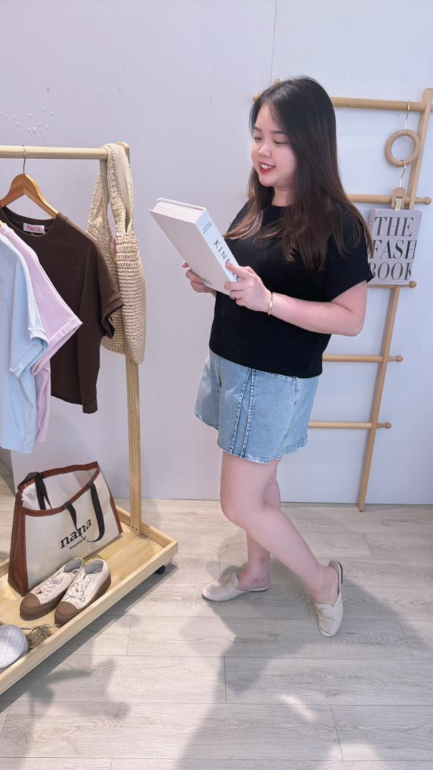 单色圆领短版上衣